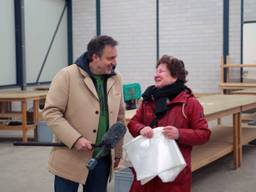 Merlijn en Heidi bezorgen samen de krant (beeld: Omroep Brabant).