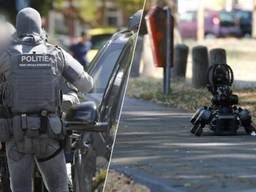 Links: Een lid van het DSI-team, Rechts: de robothond (Foto: Christian Traets / Persbureau Heitink).