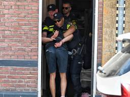 Agenten met getrokken wapens omsingelen huis na melding over vuurwapen