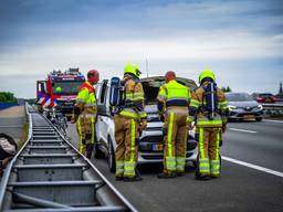 De brandweer controleert of het vuur goed is gedoofd (Foto: Lucas Lammers/ Persbureau Heitink.)
