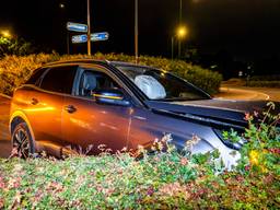 Auto crasht op rotonde bij Veghel