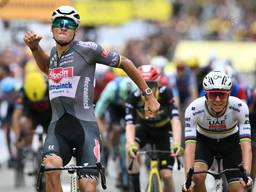 Van der Poel (links) wint van Tadej Pogacar (rechts) (Foto: Marcello Bertorello/ AFP.)