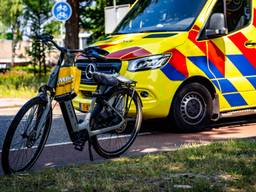 Vrouw valt van fiets en raakt gewond