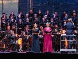 Philzuid samen met het Brabantkoor op het podium tijdens het 18de Liberation Concert vorig jaar (foto: ANP).