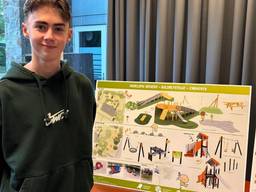 Tijn met zijn ontwerp (foto: Esther Broers).