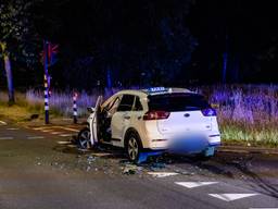 De taxi botste uiteindelijk op een andere auto (foto: Jack Brekelmans / Eye4Images).