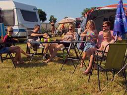 Een en al gezelligheid op de camping midden in het dorp Casteren waar iedereen elkaar kent (foto: Omroep Brabant)