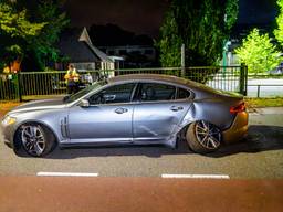Automobilist zonder rijbewijs botst met Jaguar op boom