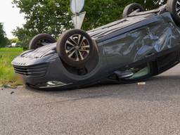 Auto belandt op de kop na botsing