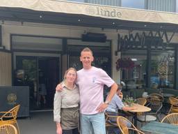 Uitbater Tom en serveerster Jasmijn op het terras (foto: René van Hoof).