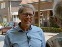Wim Daniëls voor zijn geboortehuis in Aarle-Rixtel