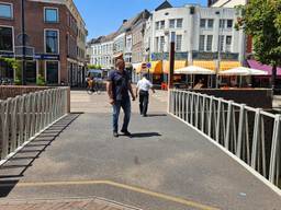 Grote zorgen om veiligheid van deze brug: 'Kind valt zo door spijlen heen'