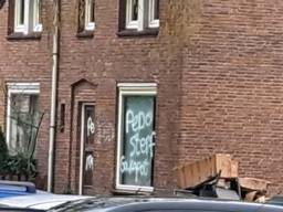 Het huis van de Z. werd beklad (foto: Dtv Nieuws).