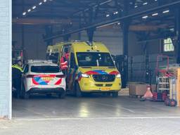 Man raakt bekneld tussen een vrachtwagen en een container