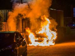 Brand verwoest auto in Geldrop