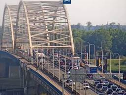 Het verkeer staat vast op de Merwedebrug (foto: Rijkswaterstaat).