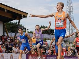 Niels Laros won ook de 800 meter. (Foto: ANP)