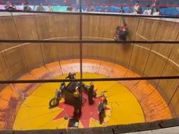 Motorrijder maakt smak op steile wand tijdens stuntshow op kermis