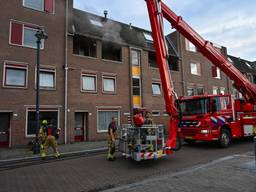 Hevige brand in appartement, twee mensen uit huis gehaald met hoogwerker