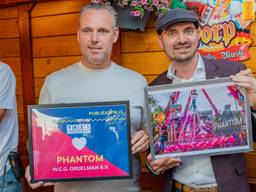 De kermiswethouder reikt de kermisprijs uit aan publiekslieveling The Phantom (foto: De Tilburgse Kermis/Facebook).