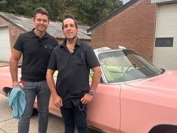 Rick van Stippent (links) en Rob Vrek (rechts) voor de Flodderauto (foto: Omroep Brabant)