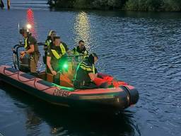 Agenten en handhavers gingen het water op om de boot te controleren (foto: handhaving Den Bosch/politie Den Bosch).