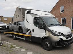 Een autotransporter is op een spoorwegovergang in botsing gekomen met een trein