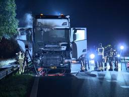 Vrachtwagen vat vlam op A17