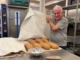 Wim Vollenberg in de bakkerij (foto: René van Hoof).