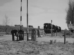 Een van de laatste treinen, het gaat om een sproeitrein die gif spoot om de rails vrij te houden, gaat in 1972 over het spoor (foto: Ton Feijen).