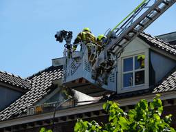 Moeilijk te blussen brand in dak, appartementen ontruimd