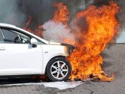 Auto in brand bij garage