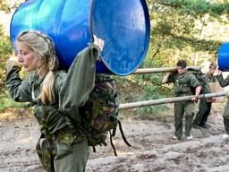 Tijdens de Militaire Bivak moeten jongeren lopen met zware spullen (foto: Raymond Merkx).
