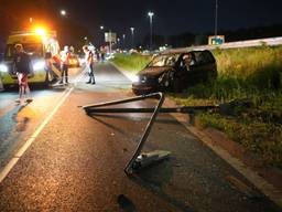 Auto slaat over de kop en rijdt lantaarnpaal uit de grond