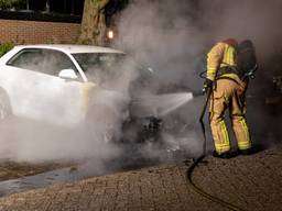Geparkeerde auto door brand verwoest