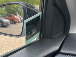 De vrouw zag de dickpic op de zijraam van haar auto.