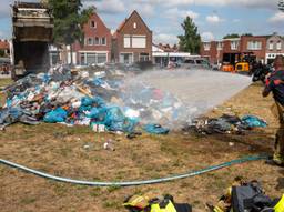 Vuilniswagen vol met afval vliegt in brand