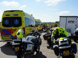 Wielrenner bewusteloos in berm, omstanders beginnen meteen met reanimeren