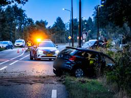 Auto raakt van de weg en komt in sloot tot stilstand