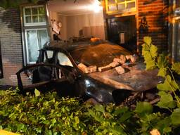 Auto crasht tegen huis: woning staat op instorten, fles lachgas gevonden
