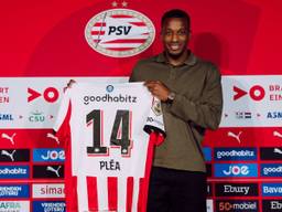 Pléa met zijn nieuwe PSV-shirt (foto: PSV Media).