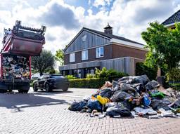 Vuilniswagen dumpt afval op straat na brand in laadbak