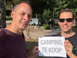 Dennis (links) en Jelle zetten de camping te koop.