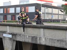 Visser vist jas uit het water, politie doet onderzoek bij brug