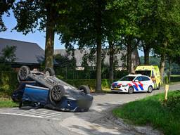 Auto op de kop na botsing op kruising