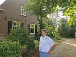 Bernard Vissers bij de boerderij die in 1926 werd opgetrokken na de stormramp (foto: Henk van Ingen/Omroep Brabant).