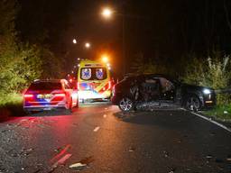 Man gewond bij crash met auto, weg vol brokstukken