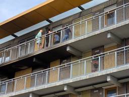 Vrijdag keerden bewoners (even) terug naar hun appartement (Foto: Noël van Hooft).