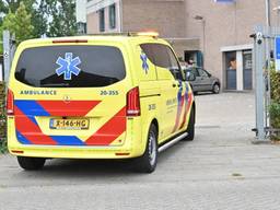 Man raakt gewond aan hand bij ongeluk met wapen in huis