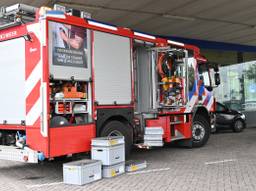 Auto valt in slot met baby erin, ouders bellen de brandweer